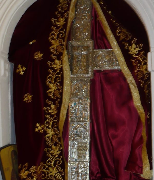 The recent cross of Kouka containing fragment from the Holy Cross ( (© Holy Bishopric of Limassol)
