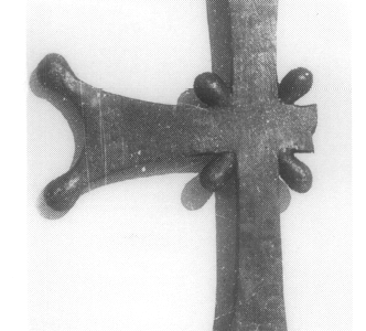 Ορειχάλκινος σταυρός από την Καμπανόπετρα (Sal. 5334)
(πηγή: Georges Roux, Salamine de Chypre. XV. La basilique de la Campanopétra, Paris 1998, Fig. 200)
